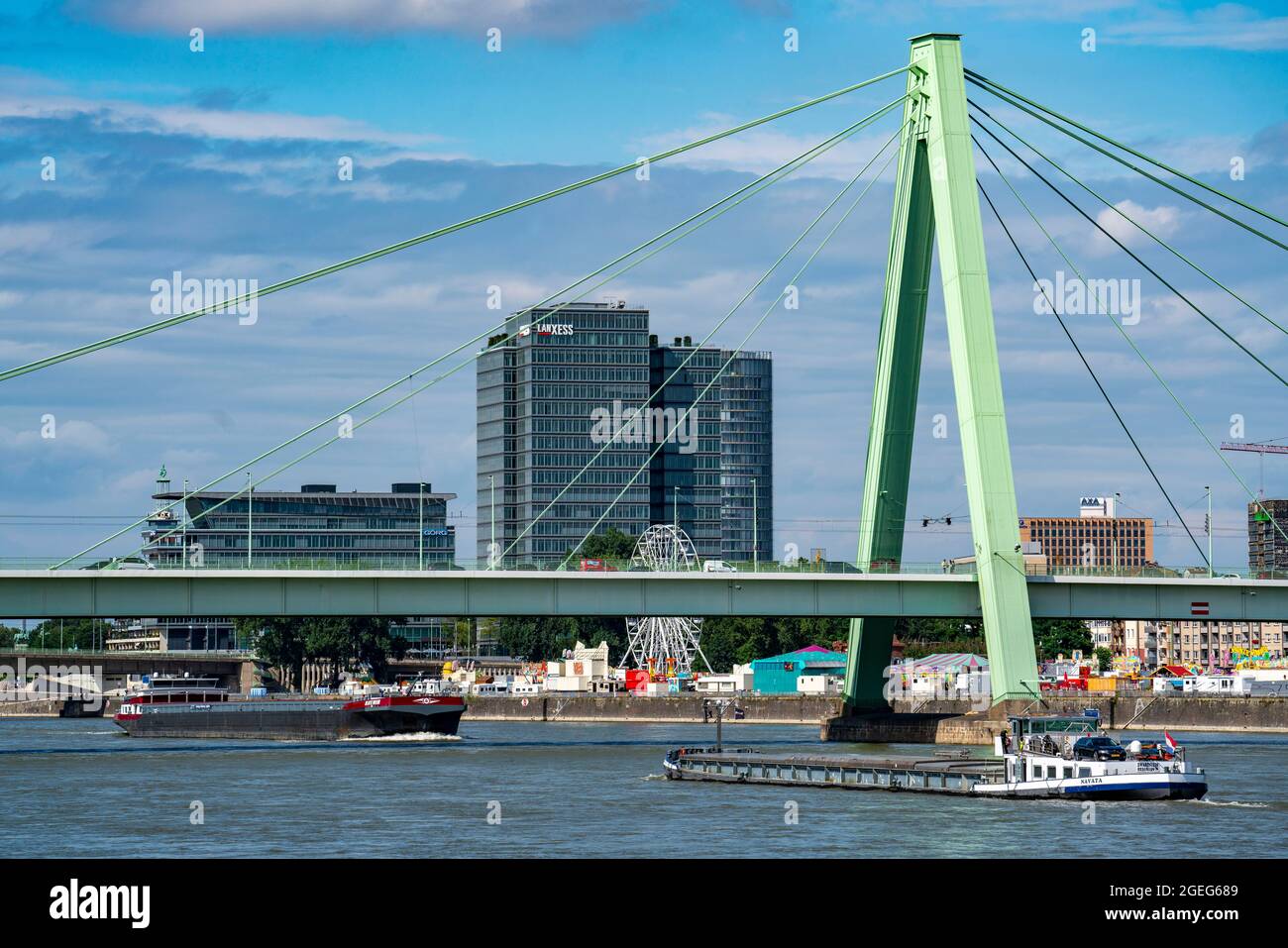 Rhein bei Köln, Deutzer Ufer, Lanxess-Gebäude, Severinsbrücke, Köln, NRW, Deutschland, Stockfoto