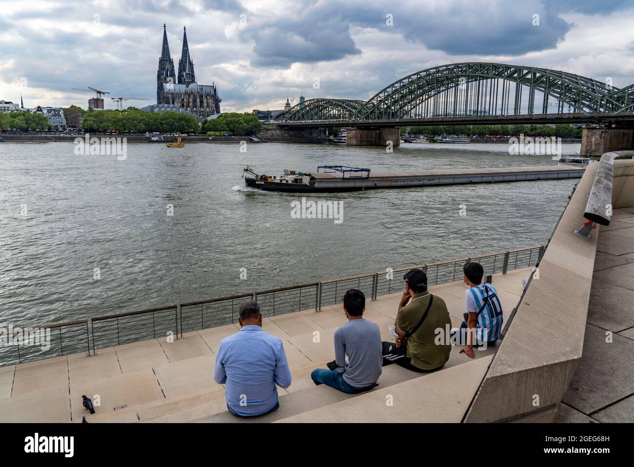 Rheinboulevard in Köln-Deutz, Rheinblick, Kölner Dom, Hohenzollernbrücke, Köln, NRW, Deutschland, Stockfoto