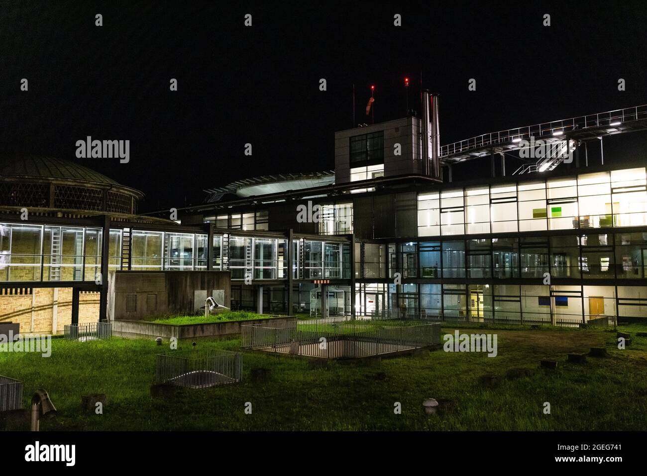 Freiburg, Deutschland. Juli 2021. Ein Gebäude der Medizinischen Klinik des Universitätsklinikums Freiburg ist hell erleuchtet. Quelle: Philipp von Ditfurth/dpa/Alamy Live News Stockfoto