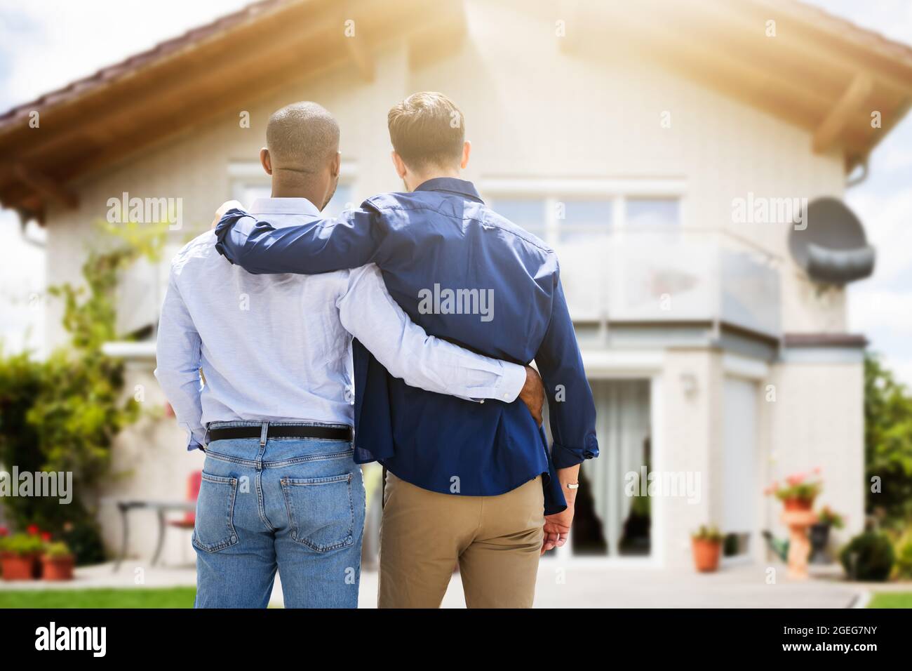 Schwule Paare, Die Ein Neues Traumhaus Oder Eine Immobilie Kaufen Stockfoto