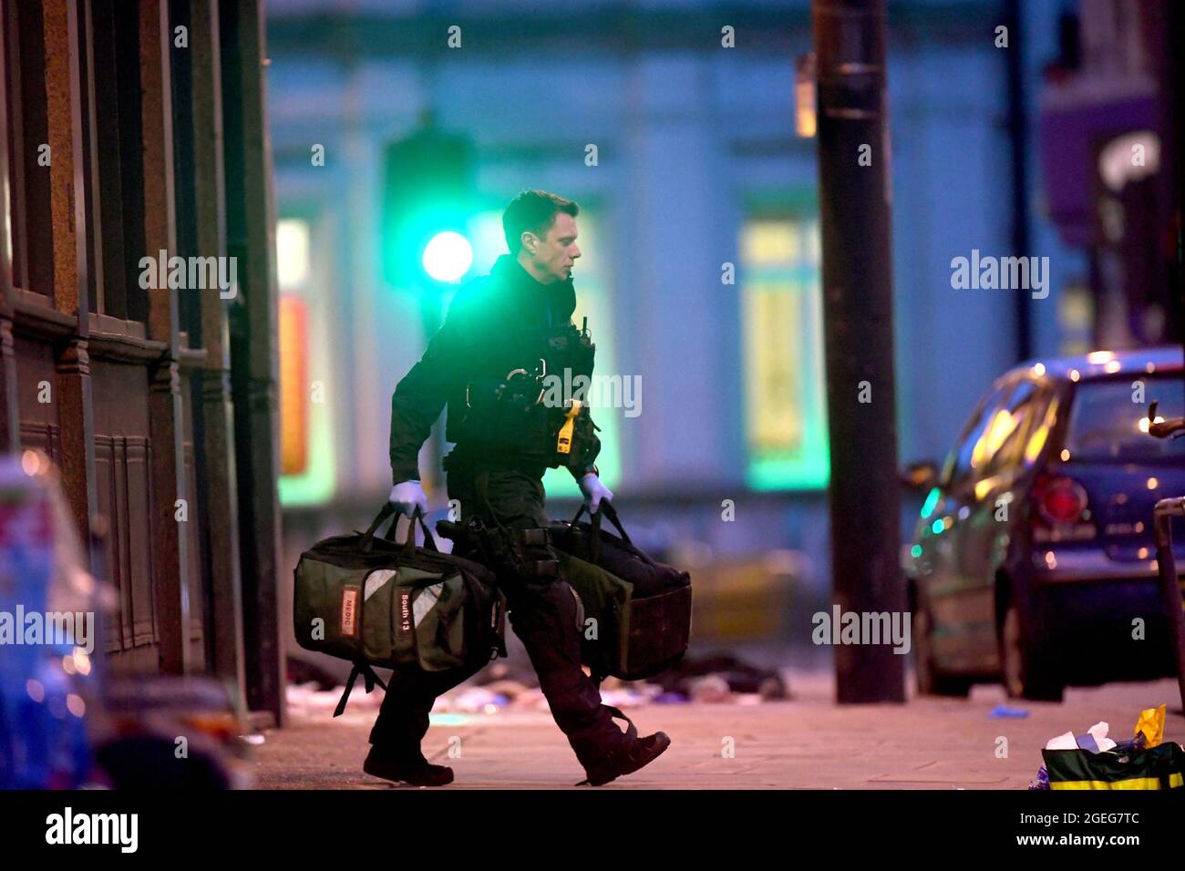 Aktenfoto vom 02/02/20 von einem bewaffneten Polizisten, der medizinische Taschen am Tatort in der Streatham High Road, im Süden Londons, wiederfand, nachdem Sudesh Amman von bewaffneten Offizieren getötet wurde, Die Polizei erklärte den Vorfall als terroristisch.die Jury bei der Untersuchung des Todes von Amman kam zu dem Schluss, dass der Terroranschlag von Streatham möglicherweise verhindert wurde, wenn er nach dem Kauf von Gegenständen, die in seinem falschen Selbstmordgürtel verwendet wurden, ins Gefängnis zurückgerufen wurde. Ausgabedatum: Freitag, 20. August 2021. Stockfoto