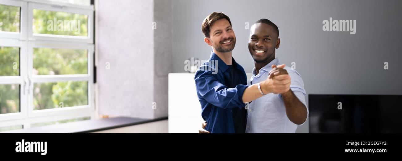 Glücklich Gay Paar Tanzen. Romantisches Dating Zu Hause Stockfoto