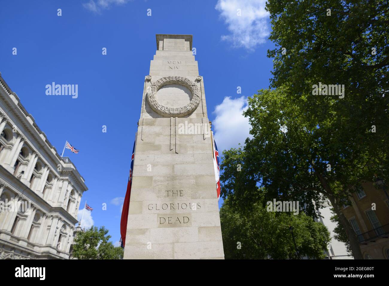 London, England, Vereinigtes Königreich. Kenotaph in Whitehall. (1920, von Sir Edwin Lutyens) zum Gedenken an den britischen Toten aller Kriege seit WW1 Stockfoto