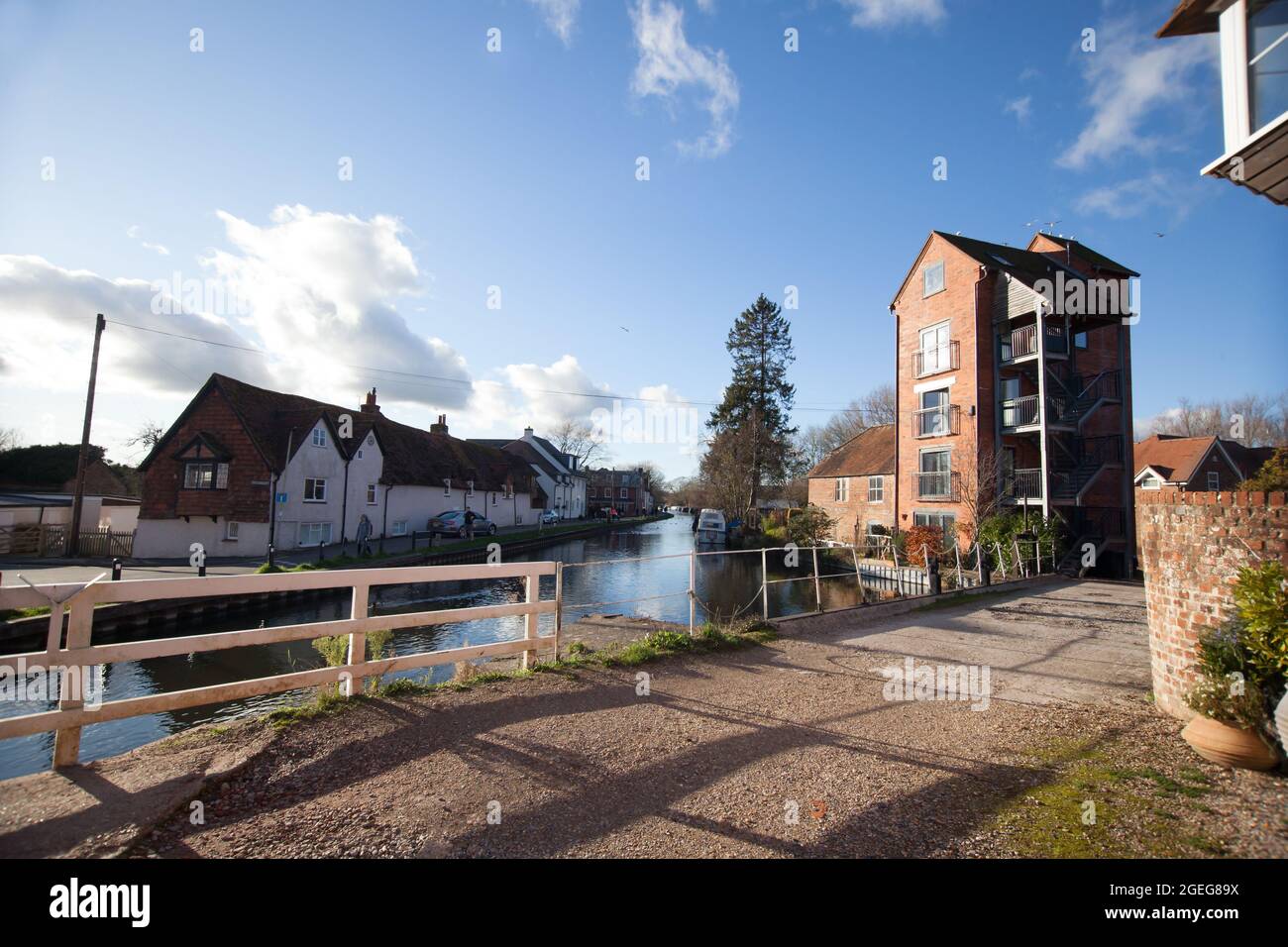 Blick auf den Kanal an der Schleuse in Newbury, Berkshire, Großbritannien, aufgenommen am 19. November 2020 Stockfoto