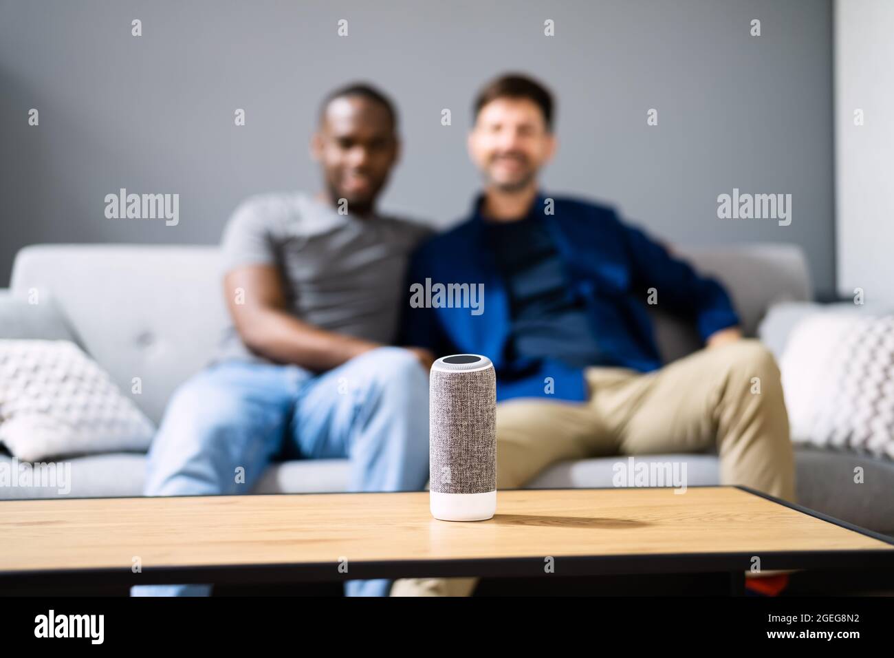 Smart Speaker Und Wireless Voice Assistant. Musik Hören Stockfoto