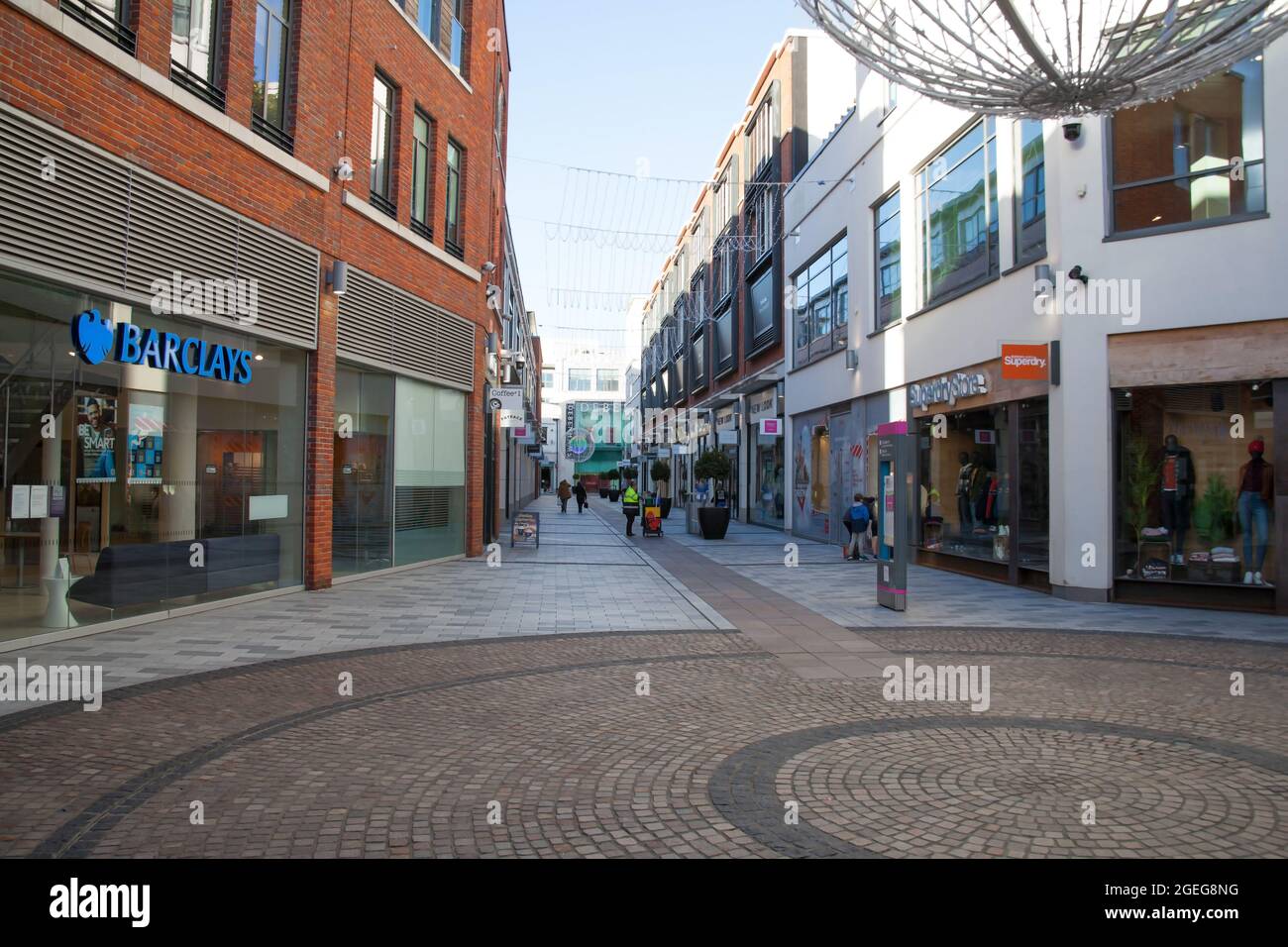 Geschäfte und Banken im Parkway Shopping Centre in Newbury in Großbritannien, aufgenommen am 19. November 2020 Stockfoto