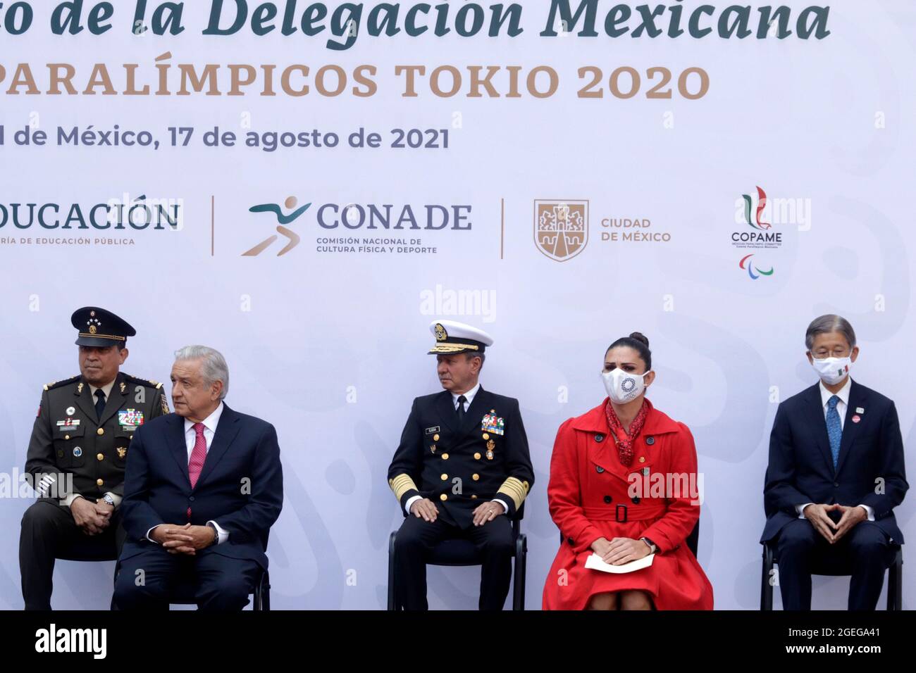 MEXIKO-STADT, MEXIKO - 17. AUGUST: Mexikos Präsident Andres Manuel Lopez Obrador, Direktorin der Nationalen Kommission für körperliche Kultur und Sport Ana Gabriela Guevara und Botschafterin Japans in Mexiko, Yasushi Takase während einer Zeremonie mit Mexikos Athleten auf dem Weg zu den Paralympischen Spielen 2020 in Tokio im Nationalpalast am 17. August 2021 in Mexiko-Stadt, Mexiko. Bild: Luis Barron/Eyepix Group/The Photo Access Stockfoto