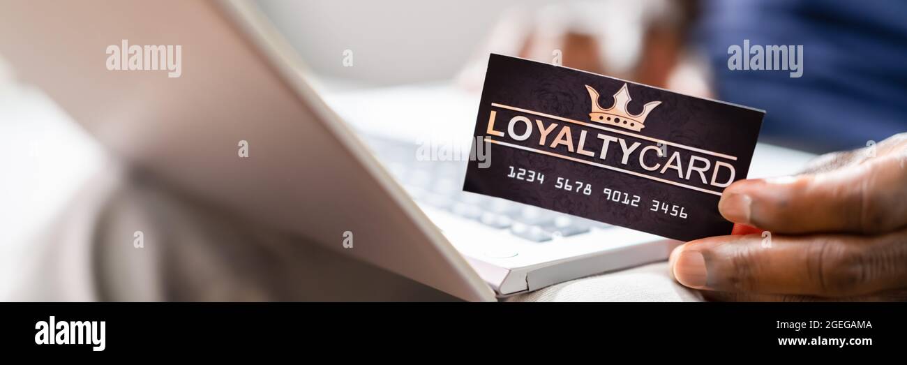 Bonuskarte Für Das Bonusprogramm „Hand Holding Loyalty Rewards“ Stockfoto