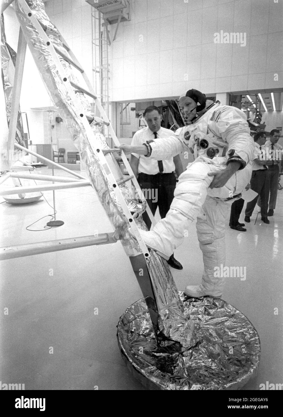 Zur Vorbereitung der ersten Mondlandemission des Landes unternahmen Apollo 11-Besatzungsmitglieder Schulungsaktivitäten, um Aktivitäten zu üben, die sie während der Mission durchführen würden. Auf diesem Foto übt Neil Armstrong, angezogen in seinem Raumanzug, die Rückkehr zur ersten Sprosse der Leiter auf der Mondlandefähre (LM). Die Apollo 11-Mission, die vom Kennedy Space Center (KSC) in Florida über das Marshall Space Flight Center (MSFC) gestartet wurde, entwickelte am 16. Juli 1969 das Saturn V-Trägerfahrzeug und kehrte am 24. Juli 1969 sicher zur Erde zurück. An Bord des Raumschiffes waren die Astronauten Neil A. Armstrong Stockfoto