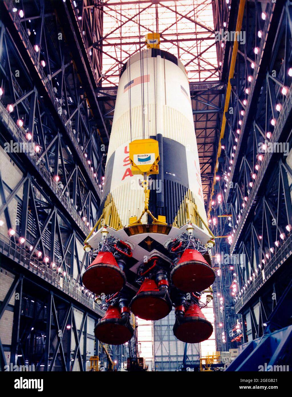 Am 3. Dezember 1968 heben Teams die erste Stufe der Apollo 10 Saturn V-Rakete mit einem Kran in High Bay 3 des Vehicle Assembly Building im Kennedy Space Center der NASA in Florida an, um sich auf den mobilen Trägerrakete stapeln zu können. Die 138 Fuß lange Stufe erzeugte 7.5 Millionen Pfund Schub, als sie die Apollo-10-Astronauten Thomas P. Stafford, John W. Young und Eugene A. Cernan startete. Die Mission startete am 18. Mai 1969 und war der erste Flug einer kompletten Apollo-Raumsonde mit Besatzungsmacht, die um den Mond herum operierte. Stockfoto