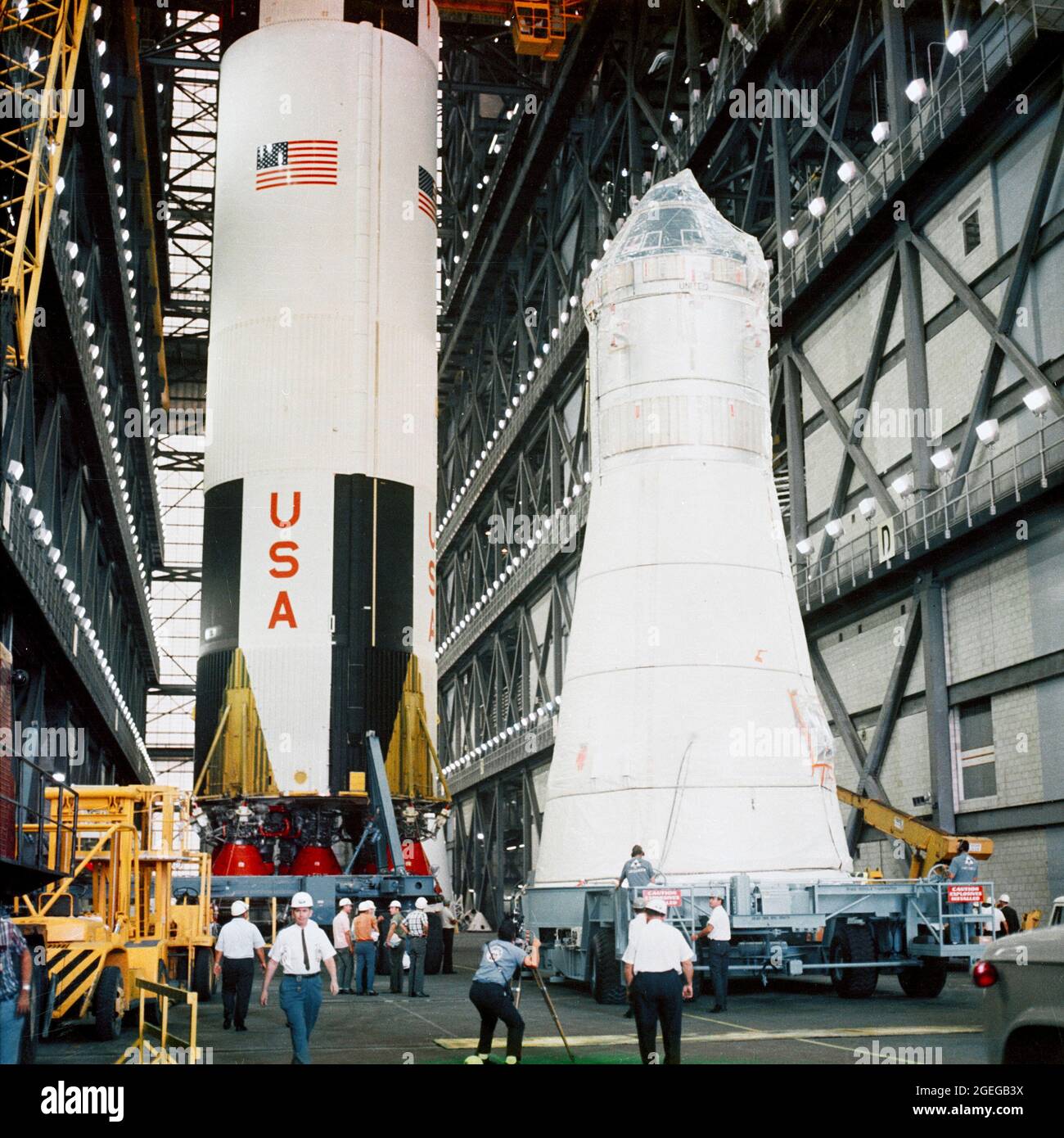 Die Apollo-Raumsonde 104 Command/Service Module und das Lunar Module 3 erreichen das Vehicle Assembly Building (VAB), um sich auf dem Saturn 504-Trägerrakete zu verpaaren. Der Saturn 504-Stapel ist außer Sichtfeld. Die erste Phase des Saturn V (S-IC) im linken Hintergrund ist für einen späteren Flug geplant Stockfoto