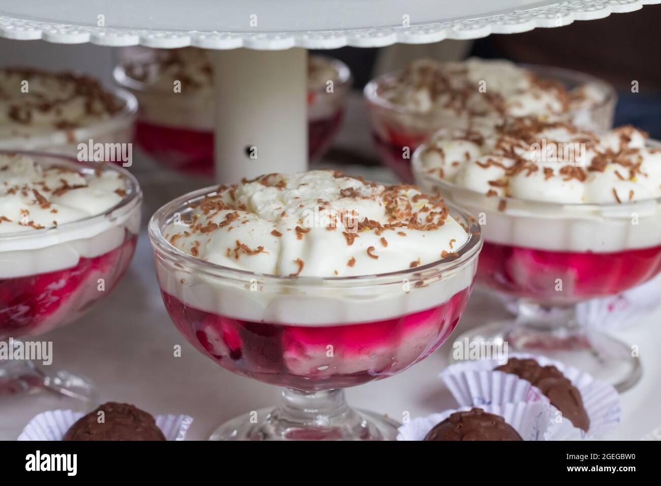 Konzept der Verpflegung und ein süßer Tisch für eine Kinderparty. Kinder-Picknick mit Kuchen und Süßigkeiten. Stockfoto