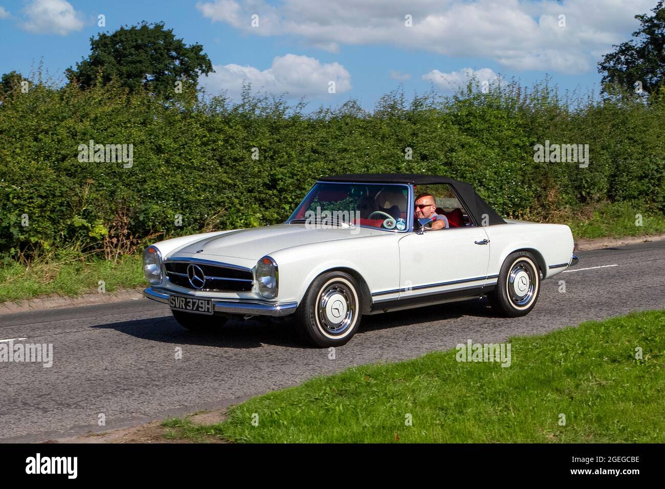 Vorderansicht eines 70er Jahre Benziner Mercedes 280 SL White Vintage Oldtimer Retro-Fahrer-Fahrzeugs Stockfoto