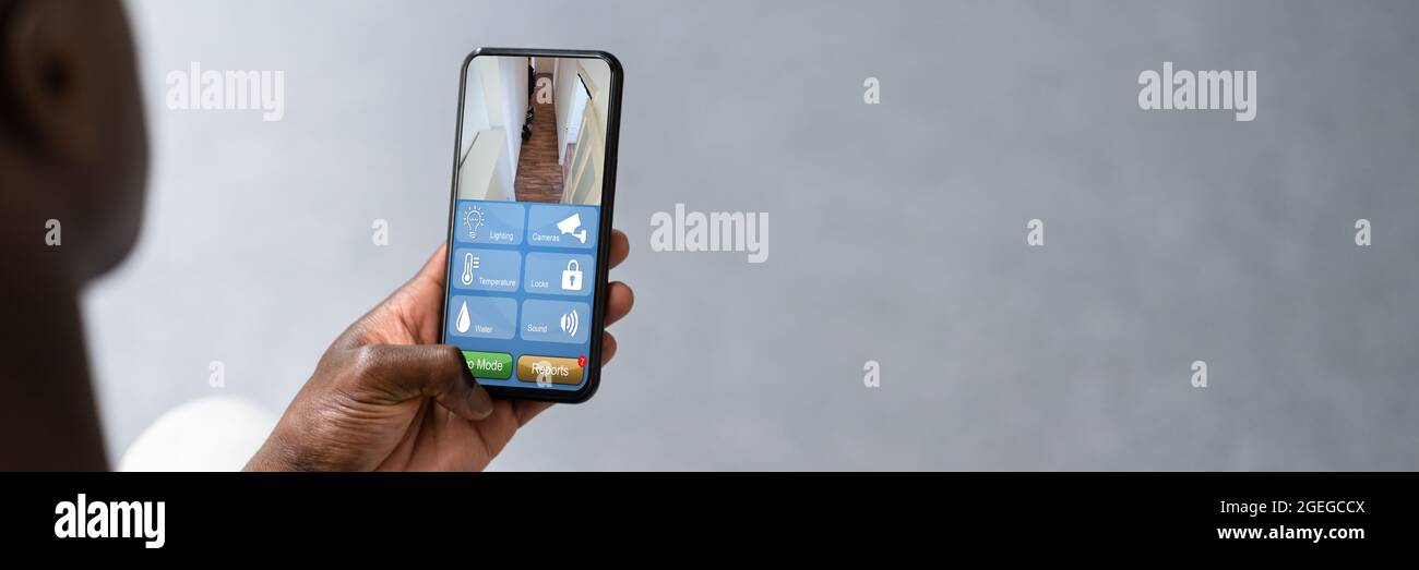 Smart Security System und CCTV-Kamera am Telefon Stockfoto