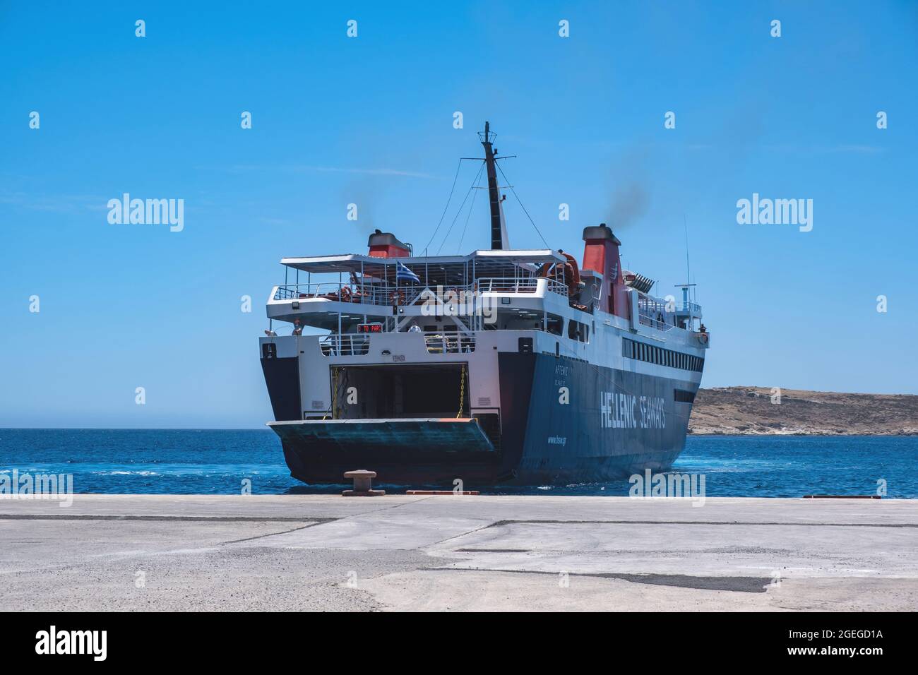 Kimolos Insel, Kykladen, Griechenland. Mai 18 2021. Fähre nach Psathi, dem Inselhafen der Kykladen. Sommerurlaub Entspannung Tourismus. Stockfoto