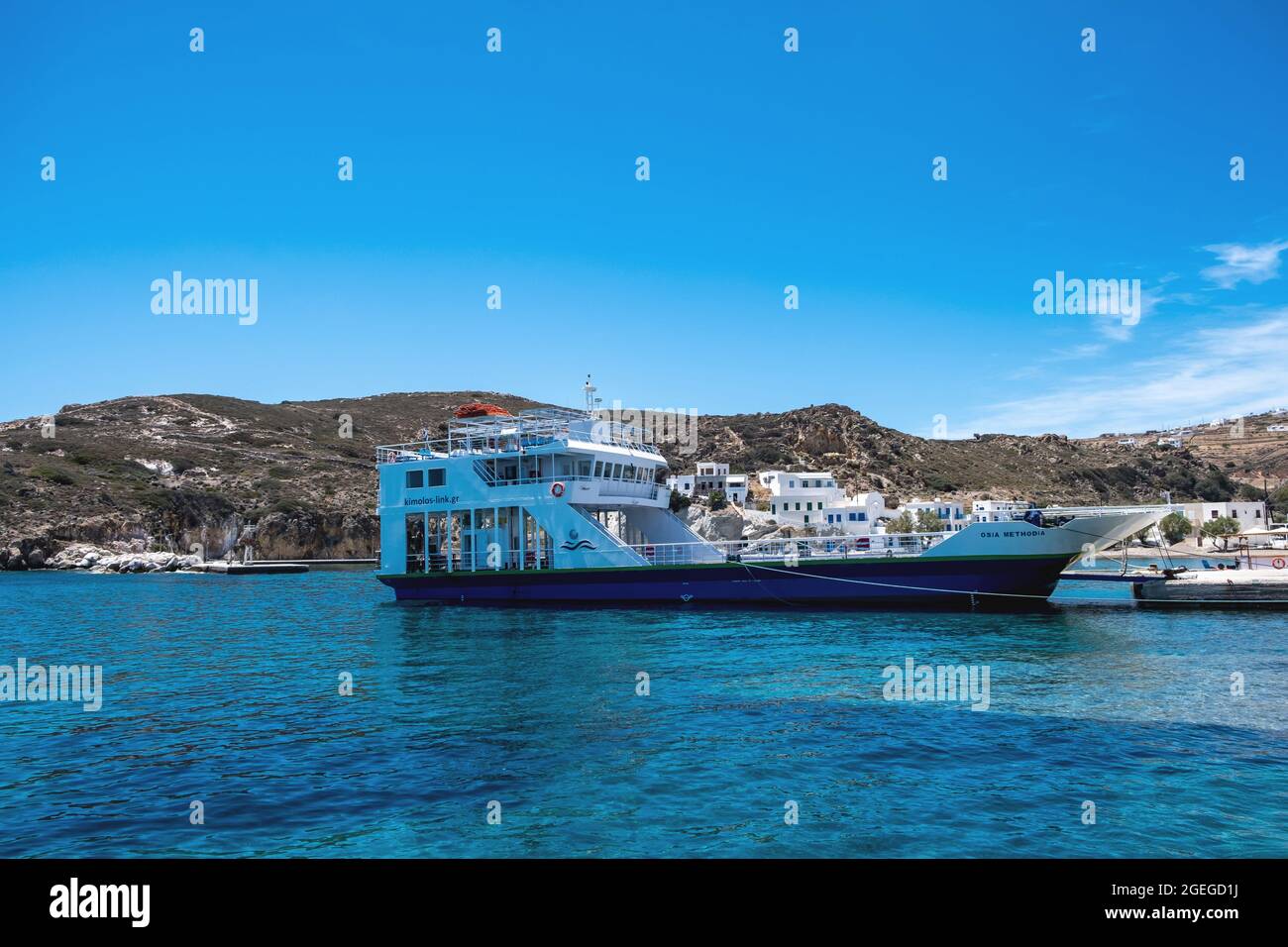 Kimolos Insel, Kykladen, Griechenland. Mai 18 2021. Die Fähre legte in Psathi, dem Inselhafen der Kykladen, an. Sommerurlaub Entspannung Tourismus. Stockfoto