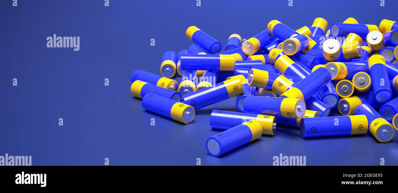 Mehrere AA-Batterien auf blauer Oberfläche. Geringe Schärfentiefe. Webbanner-Format mit Kopierbereich Stockfoto
