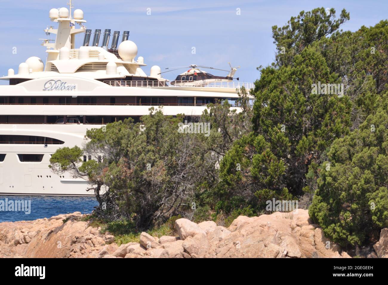 PORTO CERVO, ITALIEN - 24. Aug 2018: Ein Feuerwehrhubschrauber auf der Maxi-Yacht Dilbar Stockfoto