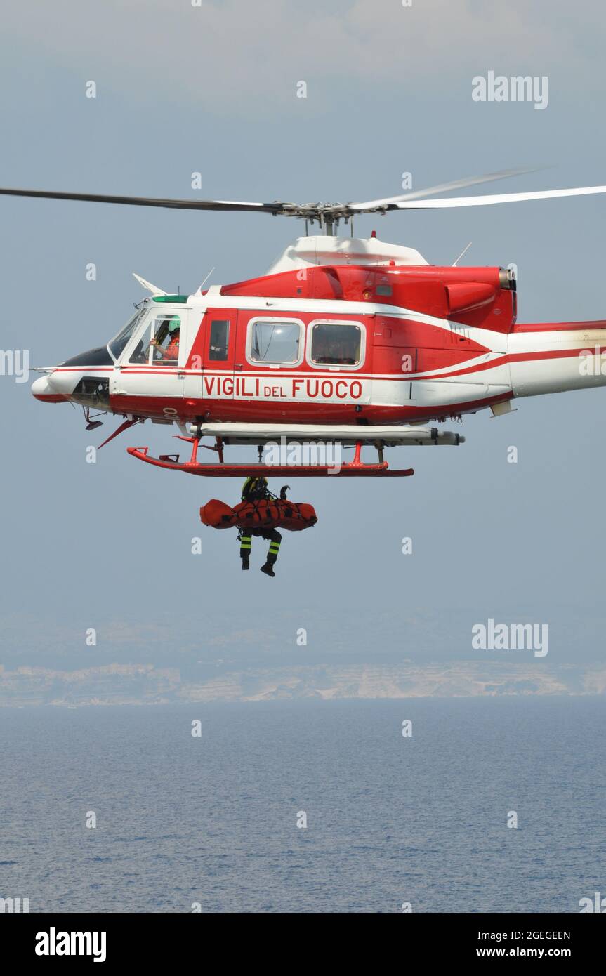 SANTA TERESA DI GALLUERA, ITALIEN - 23. Aug 2018: Ein Feuerwehrhubschrauber in Aktion Stockfoto