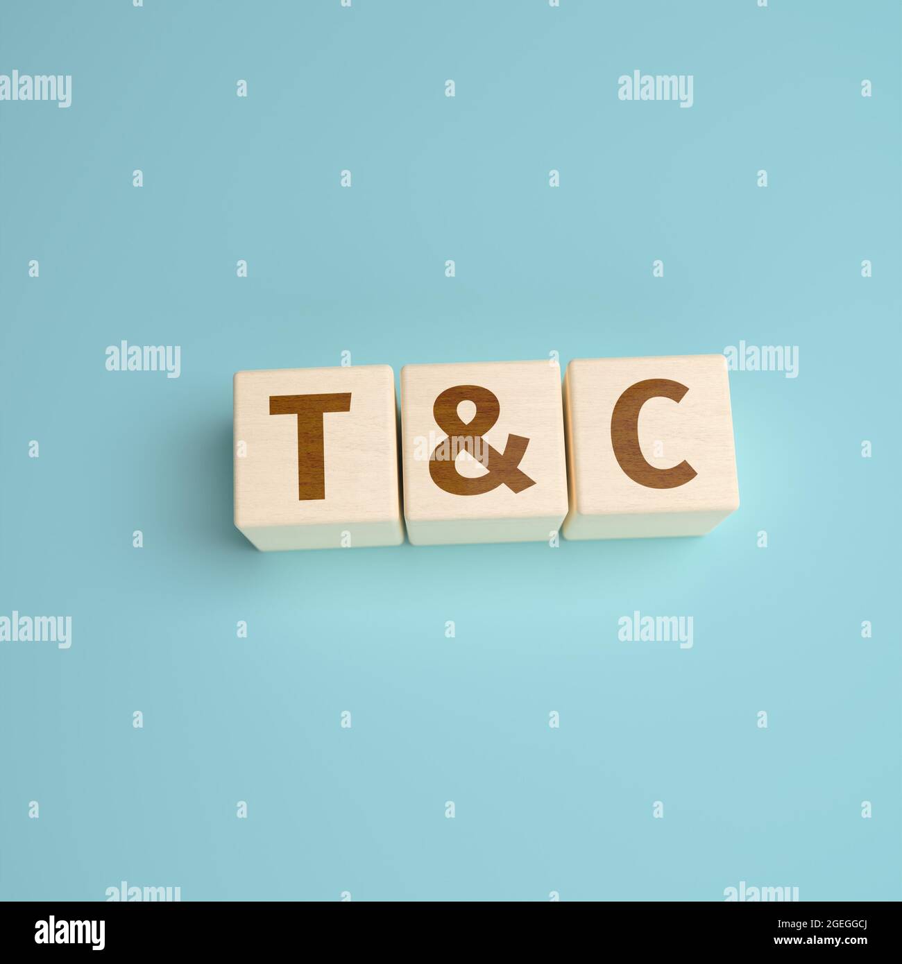 'T&C' - die Abkürzung für Geschäftsbedingungen, die aus Buchstaben auf Holzwürfeln gebaut wurde. High-Angle-Ansicht mit Kopierbereich Stockfoto