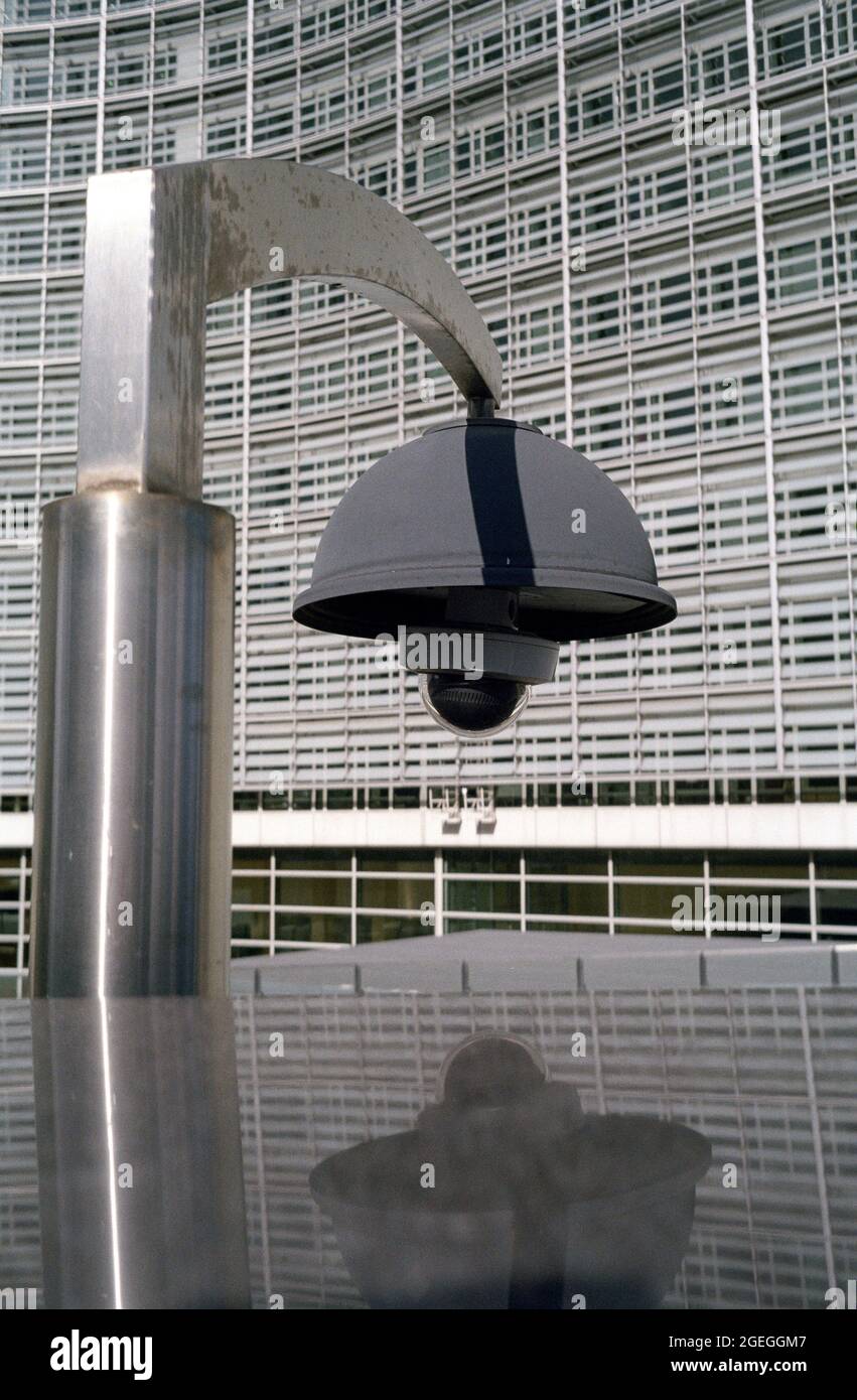 Belgien, Brüssel: CCTV-Überwachungskamera vor dem Berlaymont-Gebäude, dem Sitz der Europäischen Kommission Stockfoto