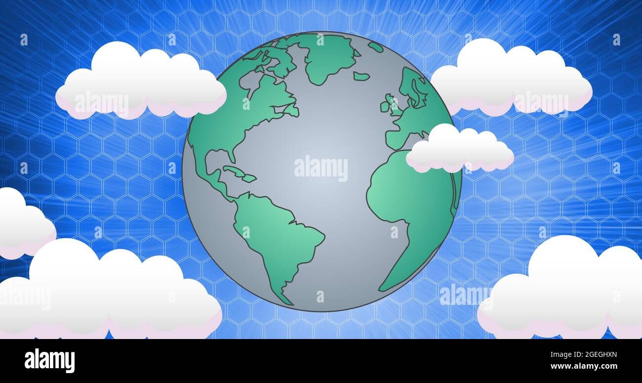 Zusammensetzung des Globus über Sechseck-Gitter, blauer Himmel und Wolken Hintergrund Stockfoto