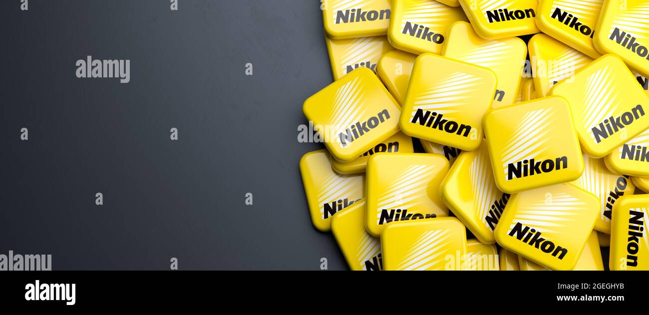 Logos der japanischen Optik- und Bildgebungsfirma Nikon Corporation auf einem Haufen auf einem Tisch. Speicherplatz kopieren. Webbanner-Format. Stockfoto