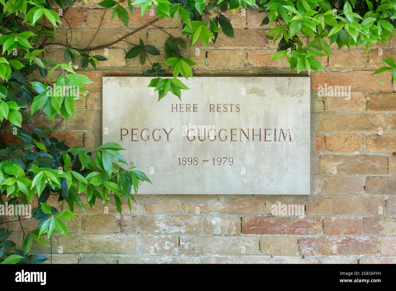 Gedenktafel an der Begräbnisstätte von Peggy Guggenheim im Innenhof des Peggy Guggenheim Museums, Venedig, Italien Stockfoto