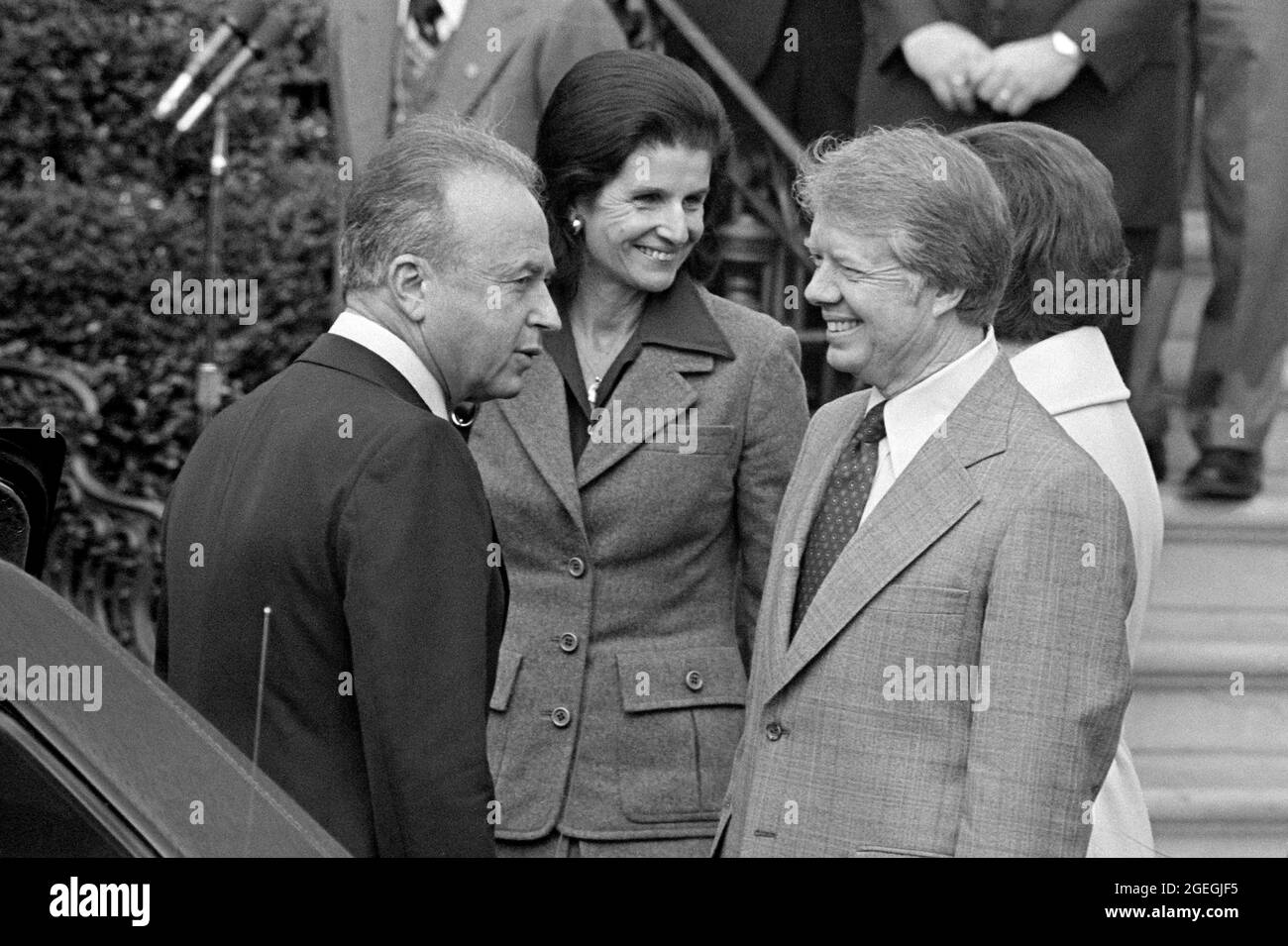 Der US-Präsident Jimmy Carter und die First Lady Rosalynn Carter begrüßen den israelischen Ministerpräsidenten Yitzhak Rabin und seine Frau Leah, als sie am Montag, den 7. März 1977, im Weißen Haus in Washington, DC eintreffen.Quelle: Benjamin E. 'Gene' Forte/CNP/Sipa USA Quelle: SIPA USA/Alamy Live News Stockfoto