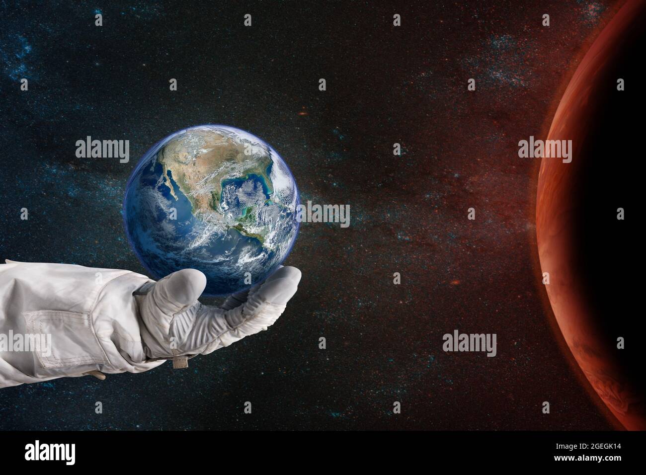 Die Erde in der Hand des Astronauten. Konzept „Earth Day“. Elemente dieses Bildes, die von der NASA eingerichtet wurden. Stockfoto