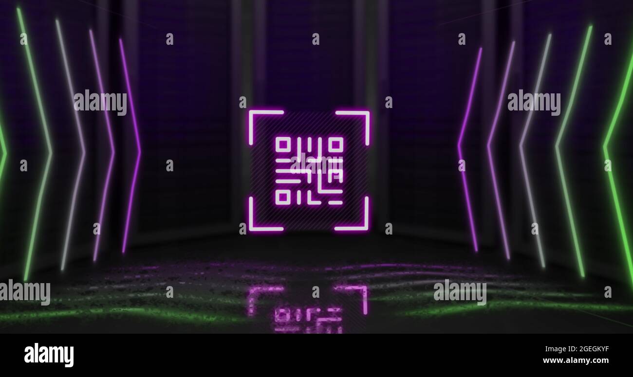 QR-Code-Scanner mit Neon-Elementen vor schwarzem Hintergrund Stockfoto