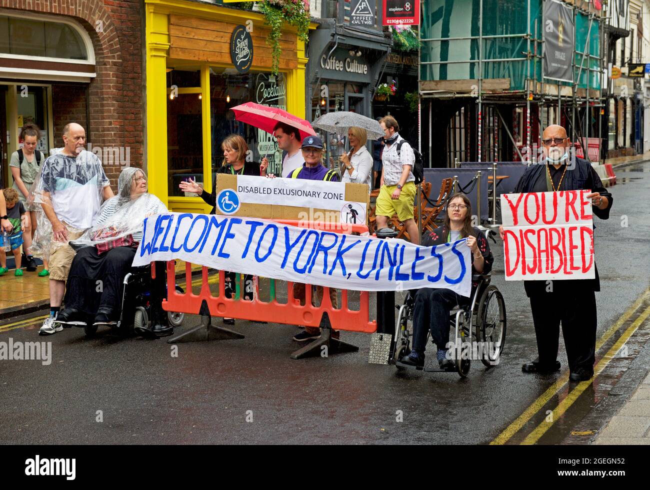 Gruppe von Menschen dämonisieren über schlechten Zugang zum Stadtzentrum von York für behinderte Menschen, England Großbritannien Stockfoto