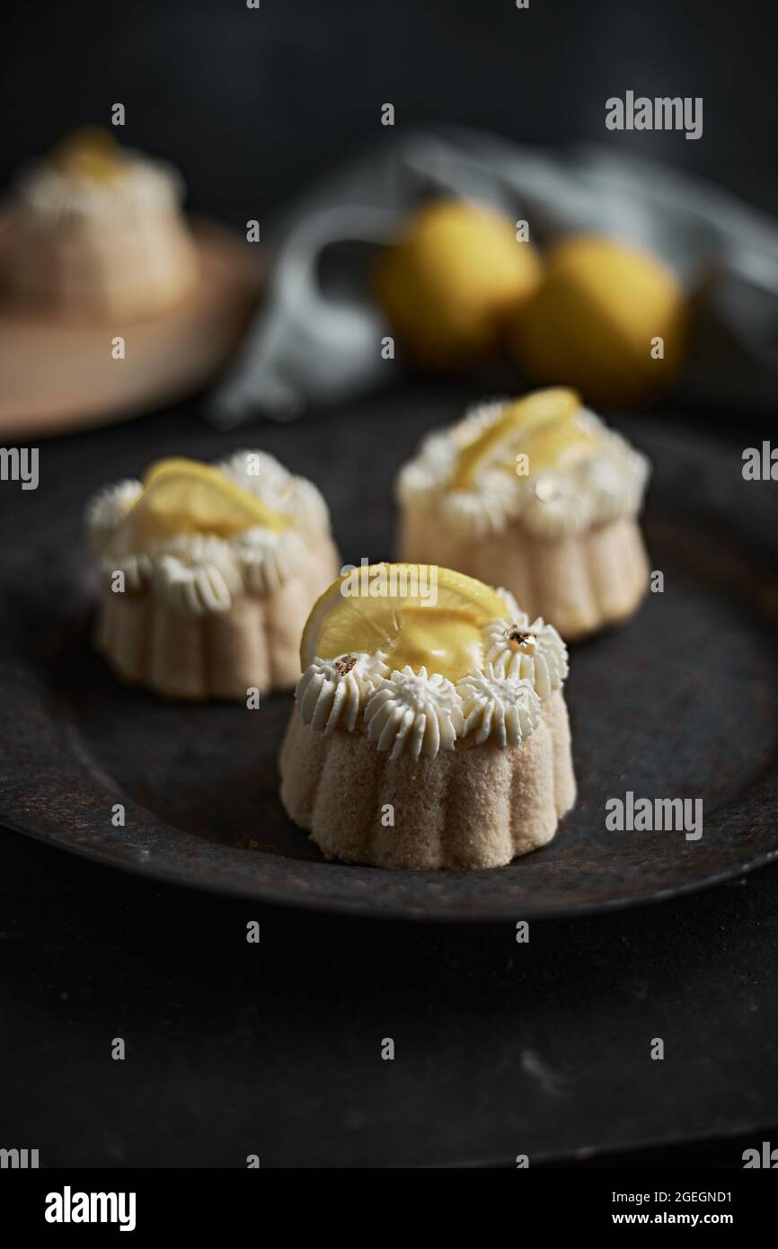Mini Lemon Bundt Kuchen gekrönt mit Zitrone Stockfoto