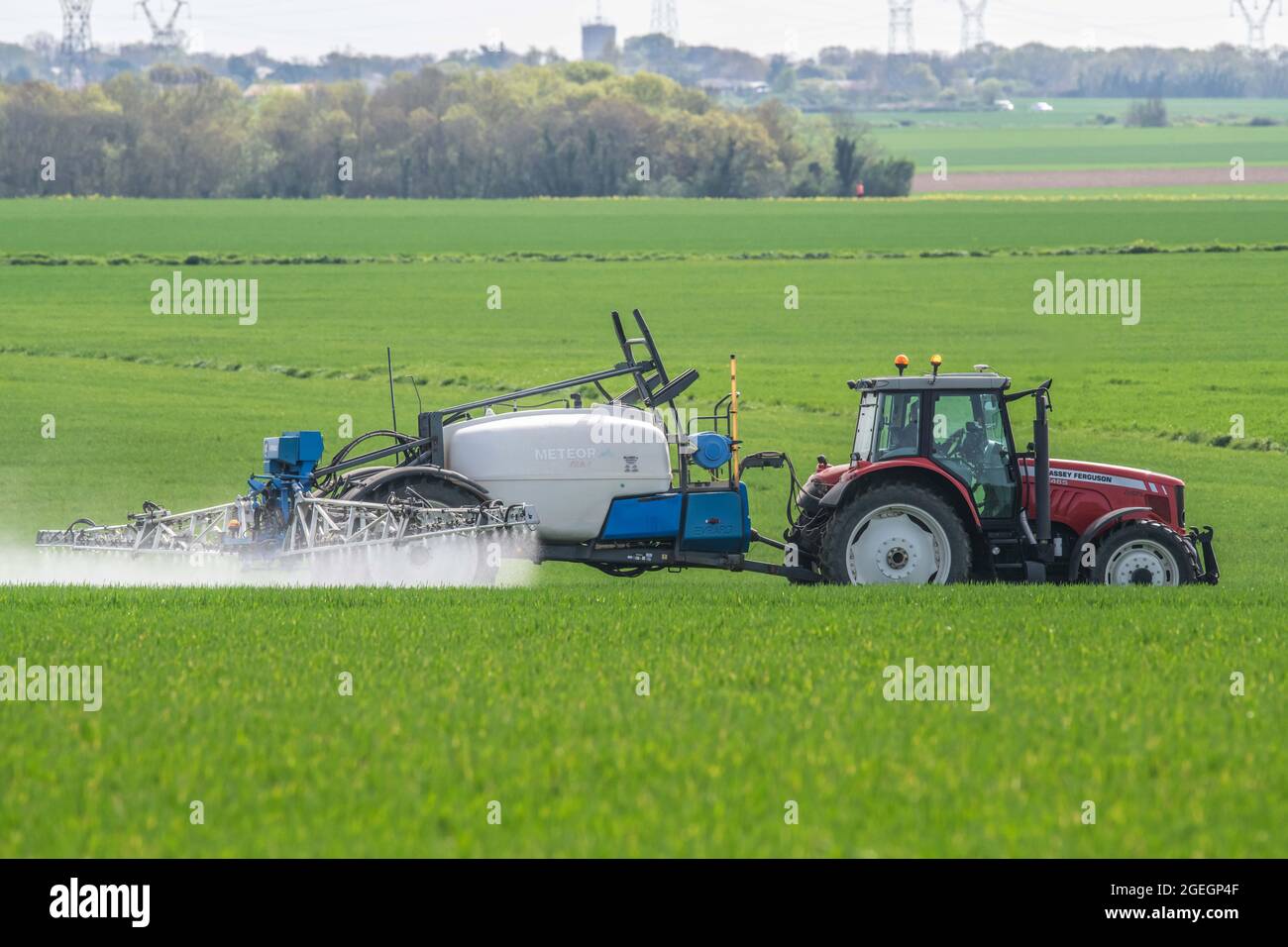 Landwirt, der in Saint Rogatien (Zentralfrankreich) Pestizide auf ein Weizenfeld sprüht Stockfoto