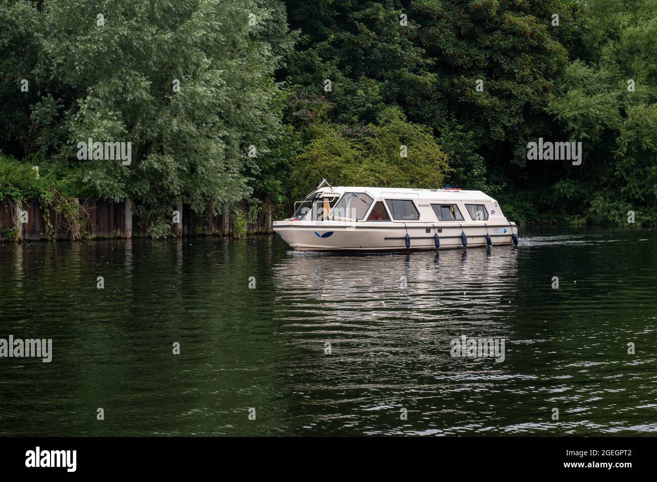 Kreuzfahrt auf dem Fluss Yare. Urlaub auf den Norfolk Broads mit einem gemieteten Boot Stockfoto