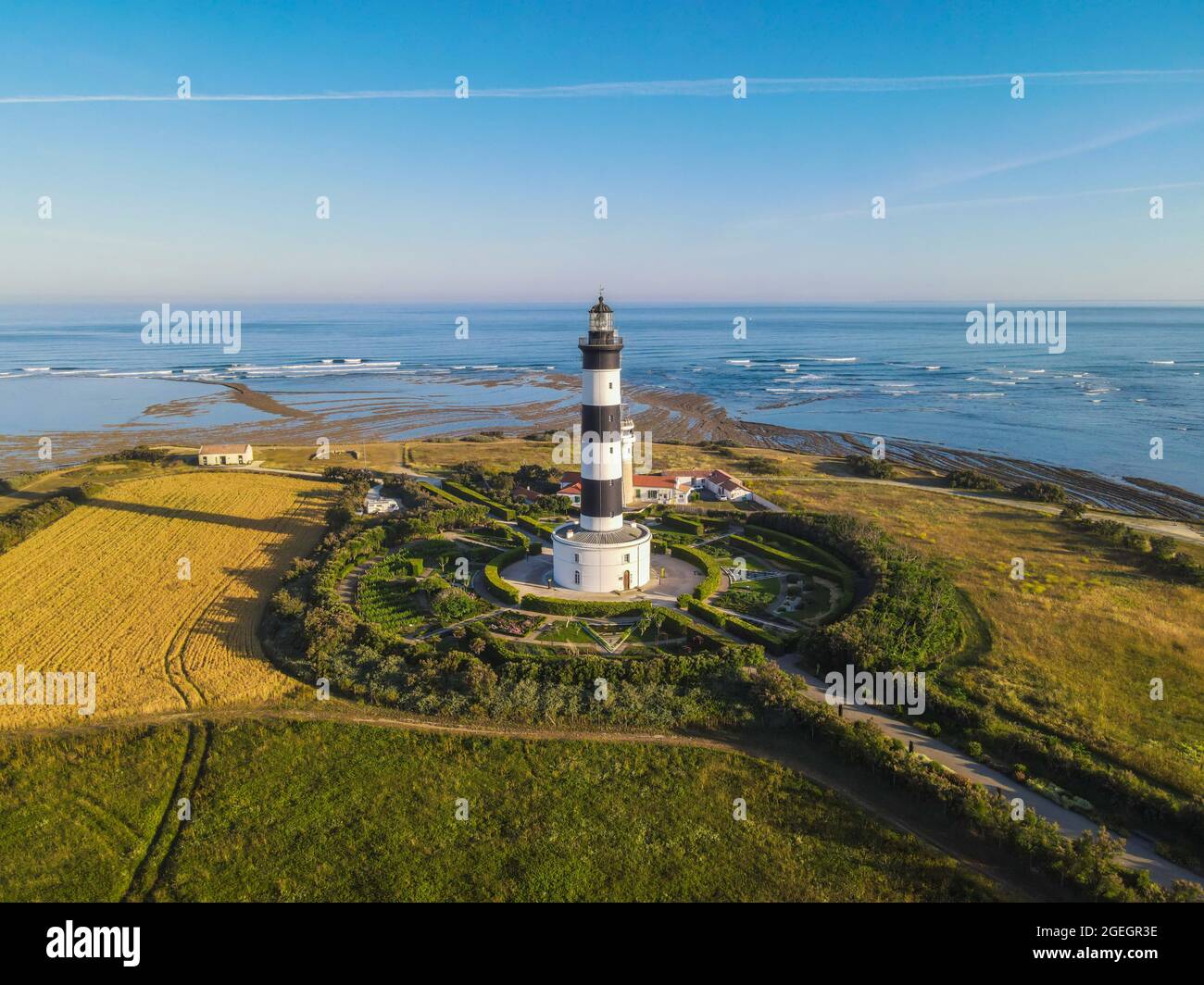 Die Insel „Ile d’Oleron“ (vor der Küste des zentralen Westfrankreichs): Luftaufnahme des Leuchtturms von Chassiron, in der Meerenge „Pertuis d’Antioche“, erbaut Stockfoto