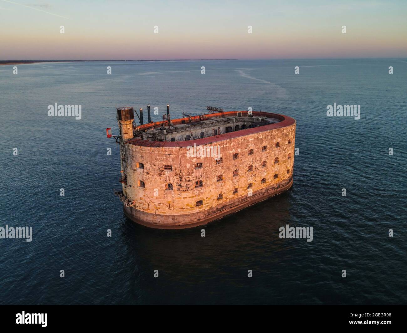 Fort Boyard (Südwestküste Frankreichs): Luftaufnahme des Forts bei Sonnenaufgang Stockfoto