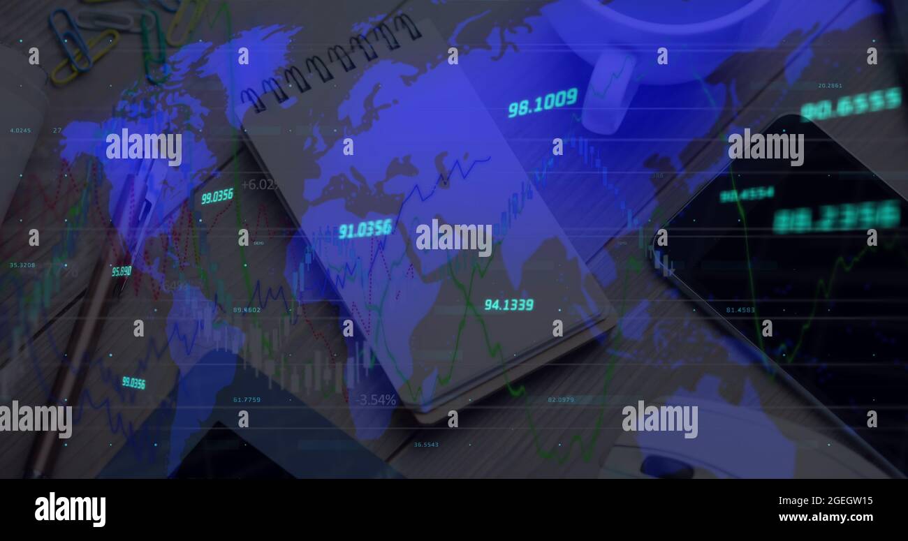 Bild von sich ändernden Zahlen und Datenverarbeitung auf der Weltkarte Stockfoto