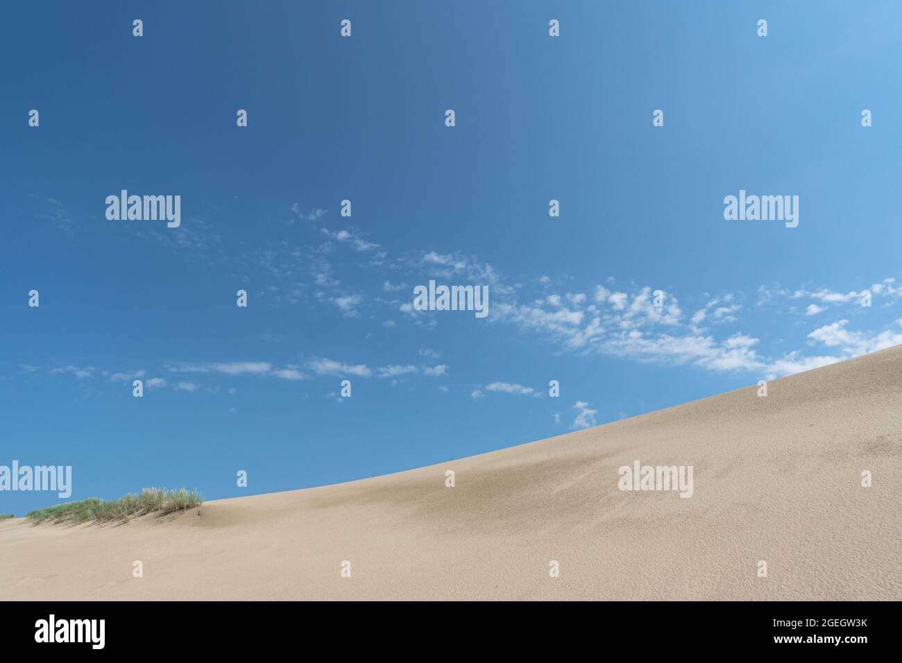 Weiße Sanddüne vor blauem Himmel im Nagliai Naturschutzgebiet Park Stockfoto