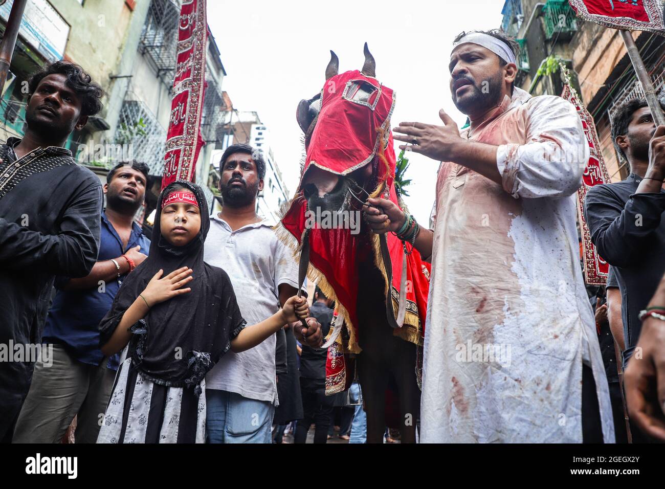 Kalkutta, Indien. August 2021. Ein schiitisches muslimisches Mädchen, das mit einem Pferd während der Trauerprozession von Aschura (islamischer Feiertag, der am 10. Tag von Muharram stattfindet) zum Gedenken an das Martyrium von Hussein läuft. (Foto von JIT Chattopadhyay/SOPA Images/Sipa USA) Quelle: SIPA USA/Alamy Live News Stockfoto