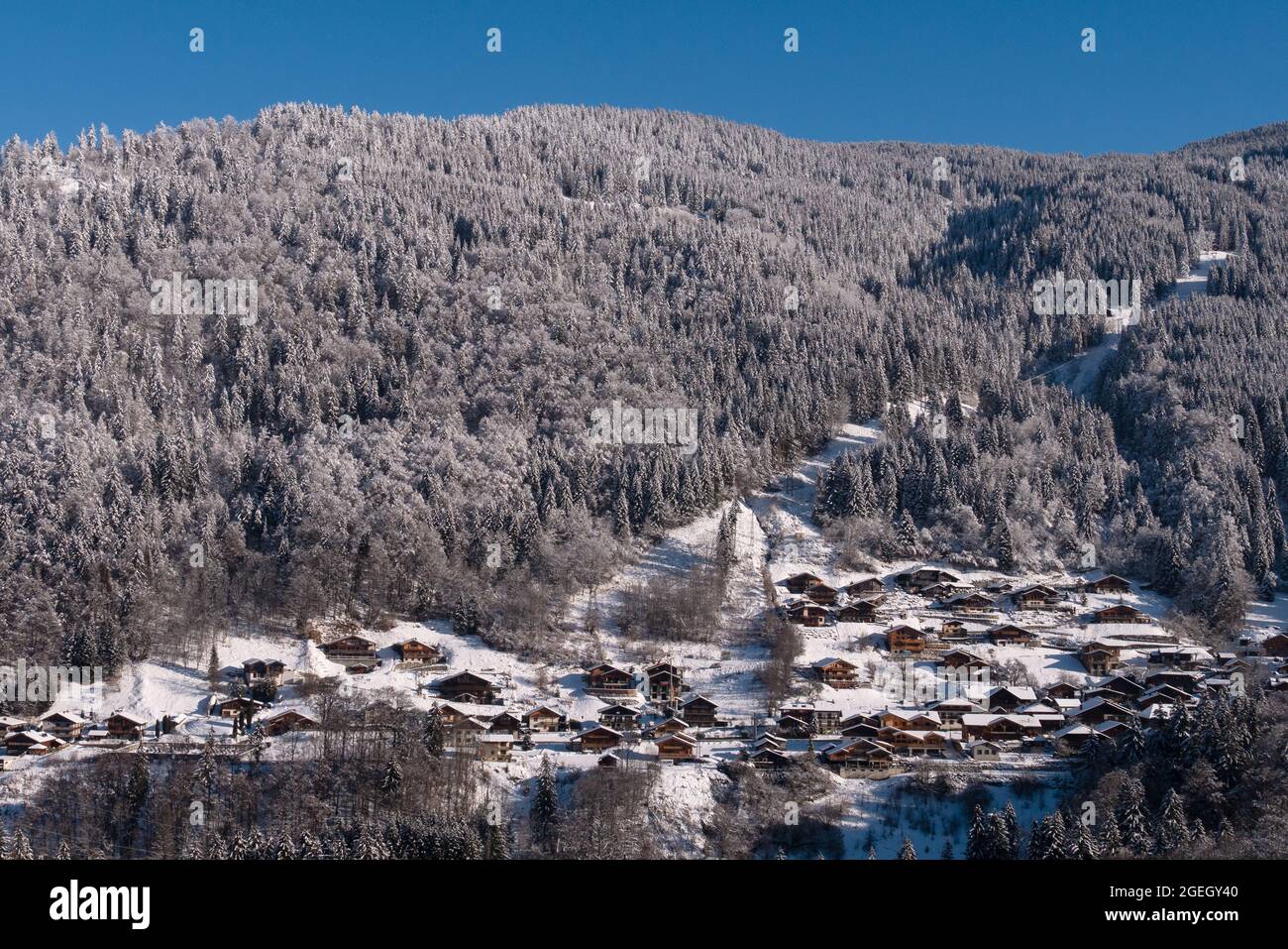 Morzine (Alpen, Zentralfrankreich): Das Dorf ist im Winter schneebedeckt. Skigebiet im Aulps-Tal, Chablais-Massiv Stockfoto