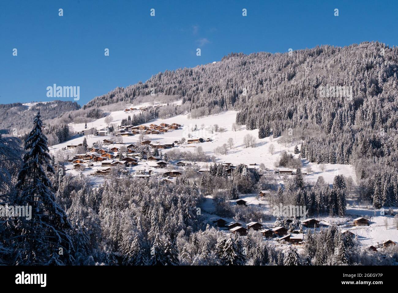Morzine (Alpen, Mittelostfrankreich): Berglandschaft mit schneebedeckten Chalets im Winter, zwischen Morzine und Les Gets, Skigebiete in der Stockfoto