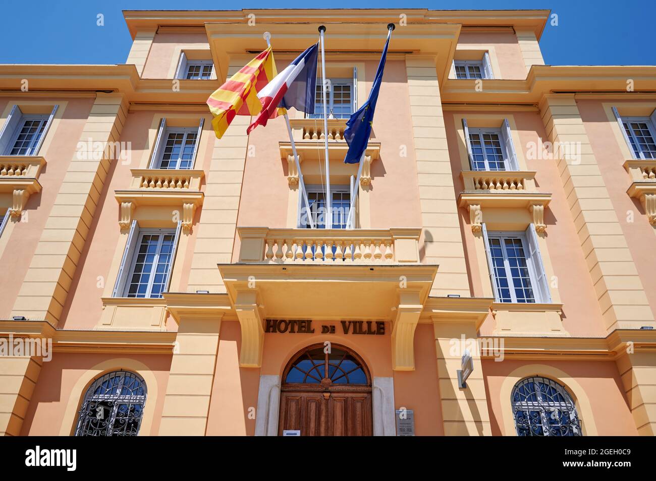 Vence (Südostfrankreich): Fassade des Rathauses im Herzen der mittelalterlichen Altstadt. Europäische, französische und provenzalische Flaggen Stockfoto