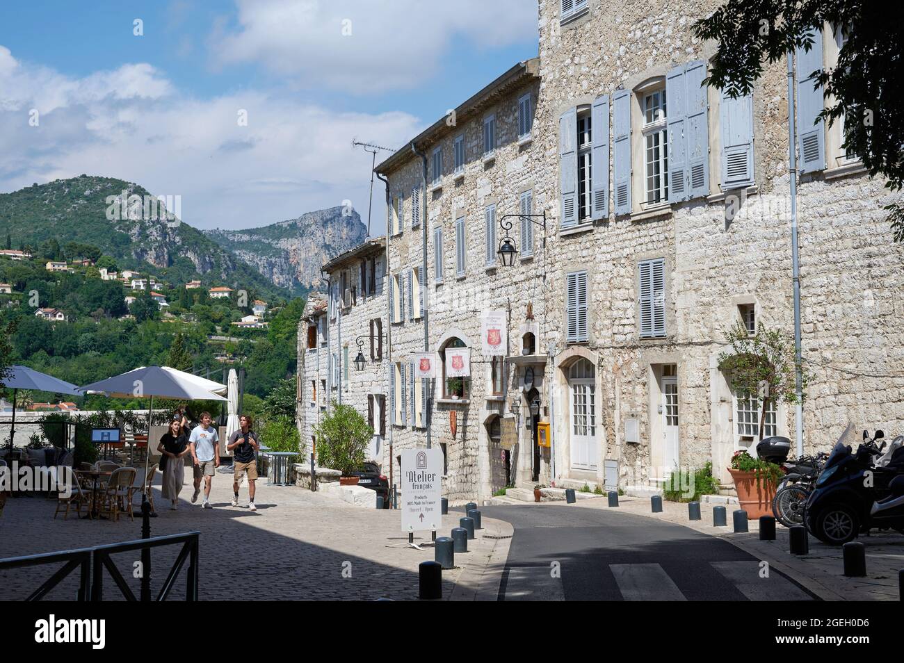 Vence (Südostfrankreich): Überblick über die Landschaft mit Steinhäusern und Fassade der Gaststätte „auberge des seigneurs“ im „Place frene“ im Stockfoto