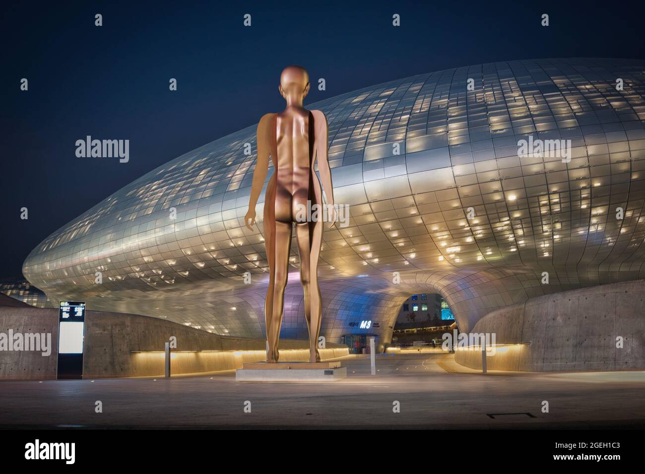 Foto der Bronzestatue auf dem Dongdaemun Design Plaza Stockfoto