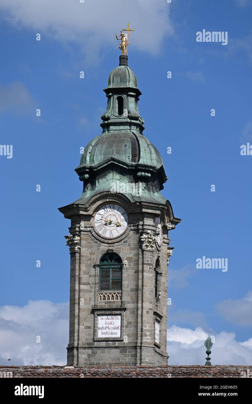 Vertikale Aufnahme des oberen Turmteils mit einer Zeit darauf im Kloster Zwettl, Österreich. Stockfoto