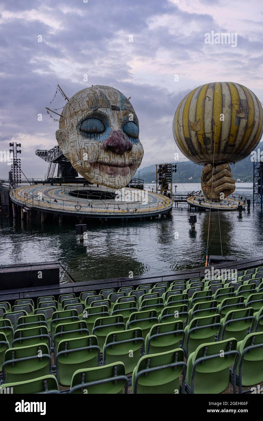Die schwimmende Rigoletto-Bühne am Bodensee bei den Bregenzer ...