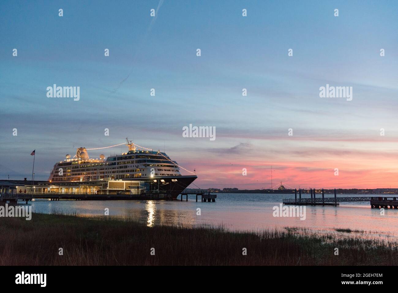 Ein Kreuzschiff, das am Cooper River in Charleston, South Carolina, USA, festgemacht hat Stockfoto