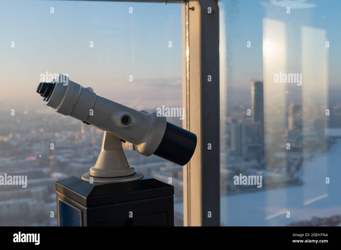 Fernglas auf der Aussichtsplattform eines Wolkenkratzers. Stockfoto