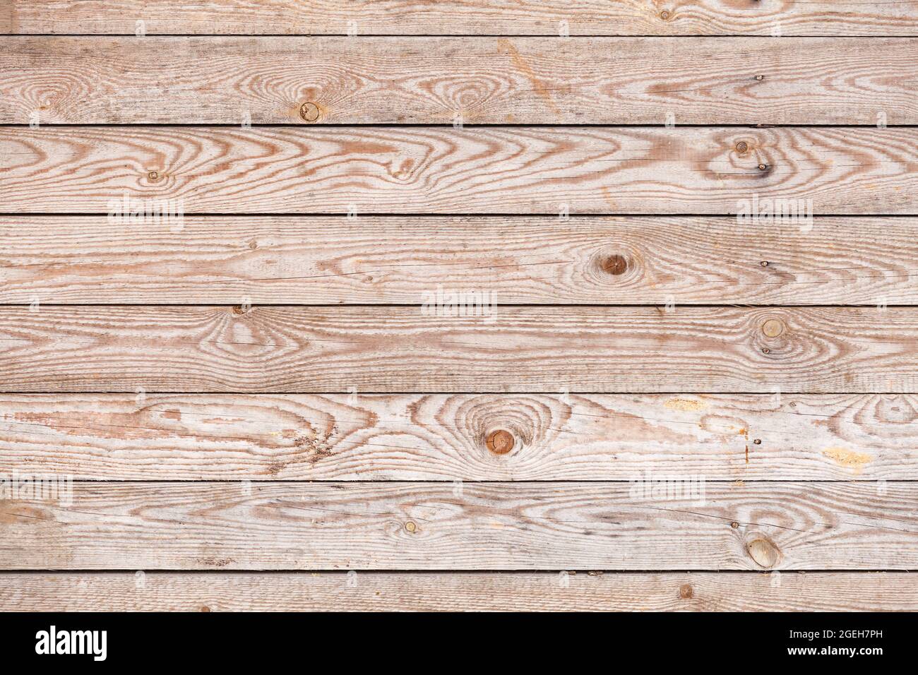 Vintage Holzwand aus Kiefernplanken. Frontalansicht, flache Fototextur im Hintergrund Stockfoto
